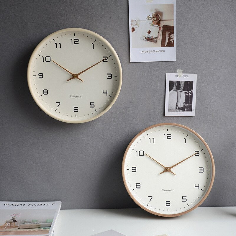 Horloge murale moderne en bois avec design minimaliste élégant