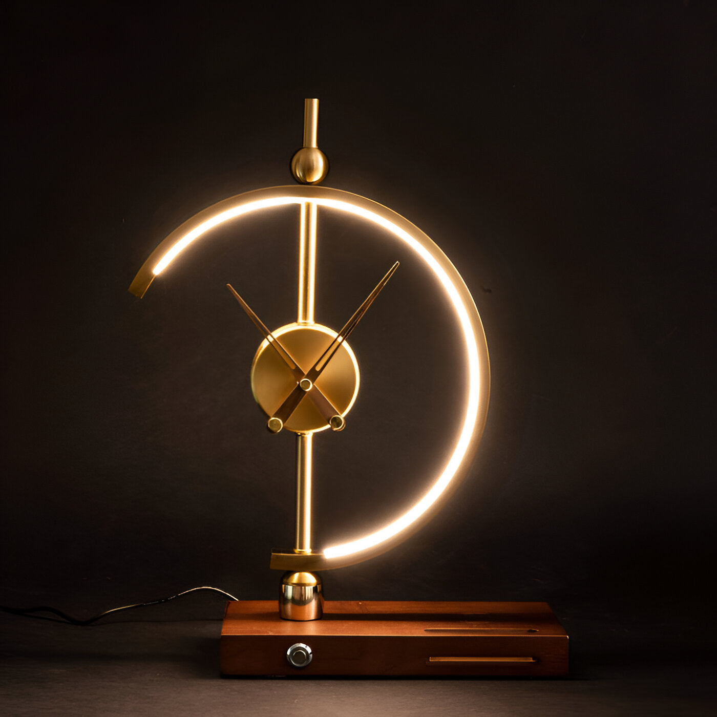 Lampe de Table LED GLux avec Horloge Intégrée et Chargeur Qi Sans Fil - Design Géométrique Élégant en Or