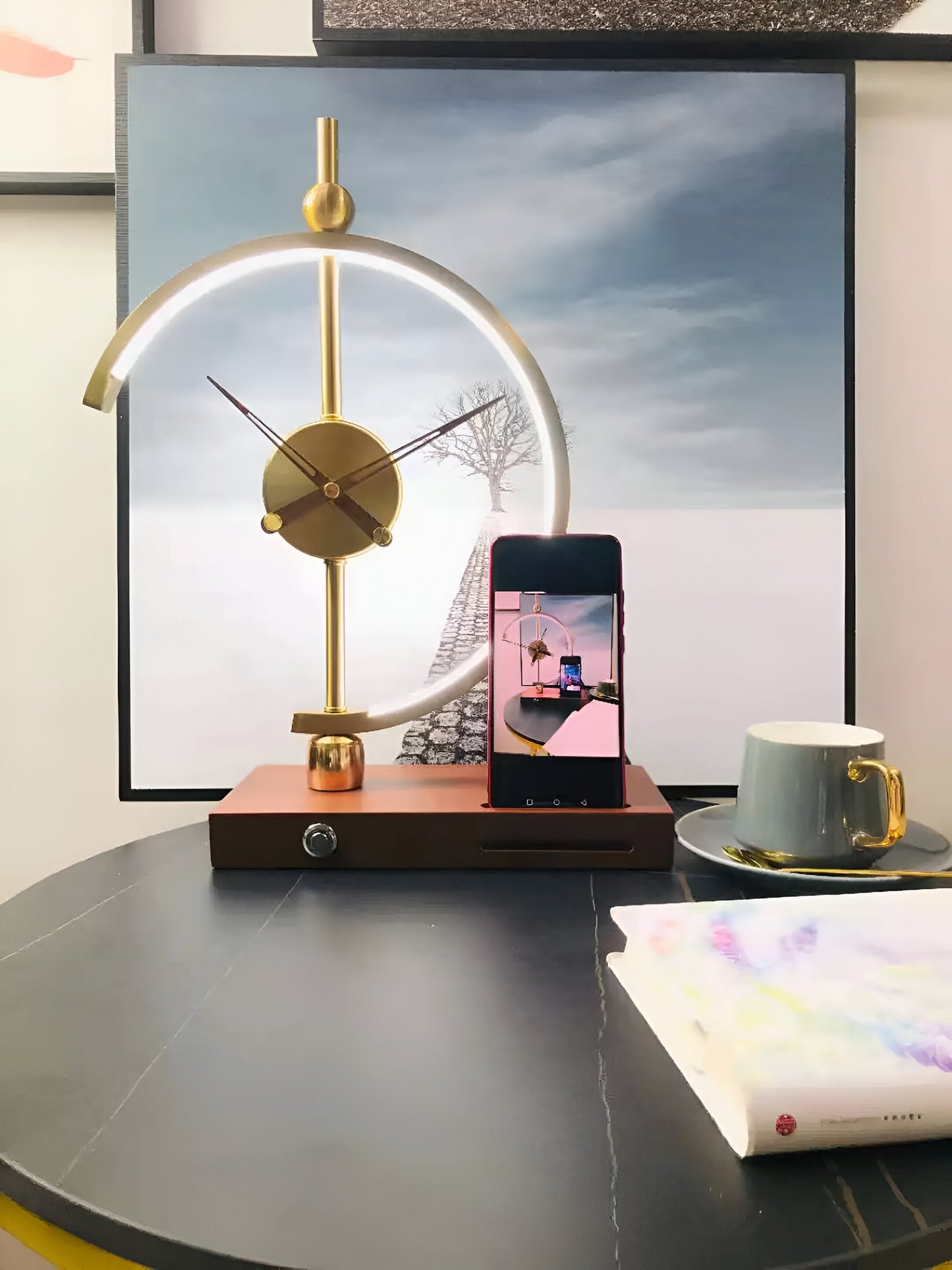 Lampe de Table LED GLux avec Horloge Intégrée et Chargeur Qi Sans Fil - Design Géométrique Élégant en Or