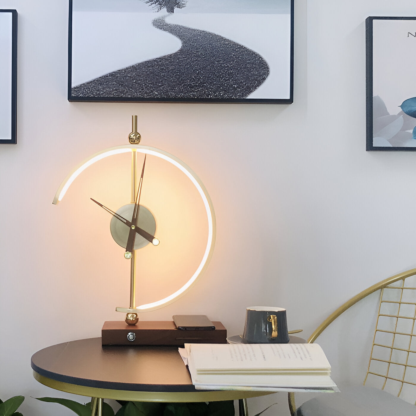 Lampe de Table LED GLux avec Horloge Intégrée et Chargeur Qi Sans Fil - Design Géométrique Élégant en Or