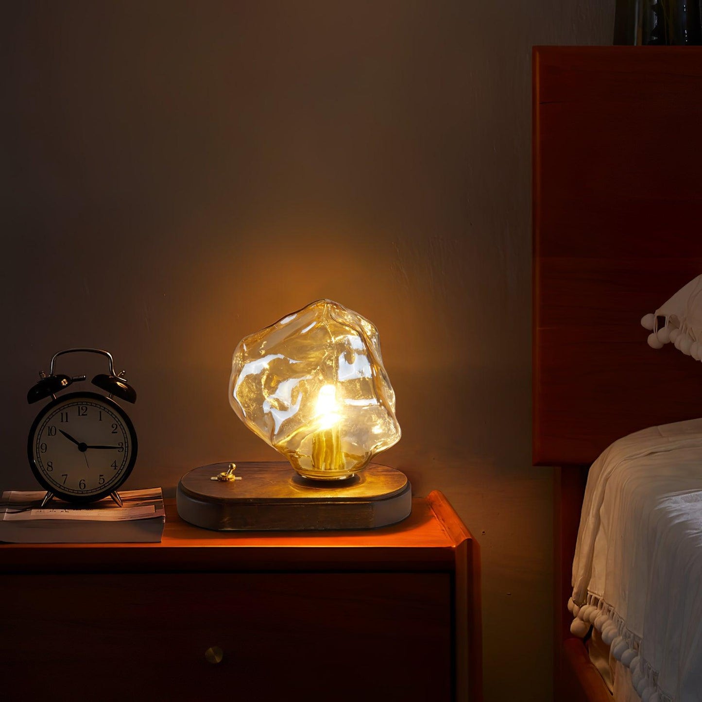 Clara - Lampe de table en verre givré avec capteur de mouvement intégré