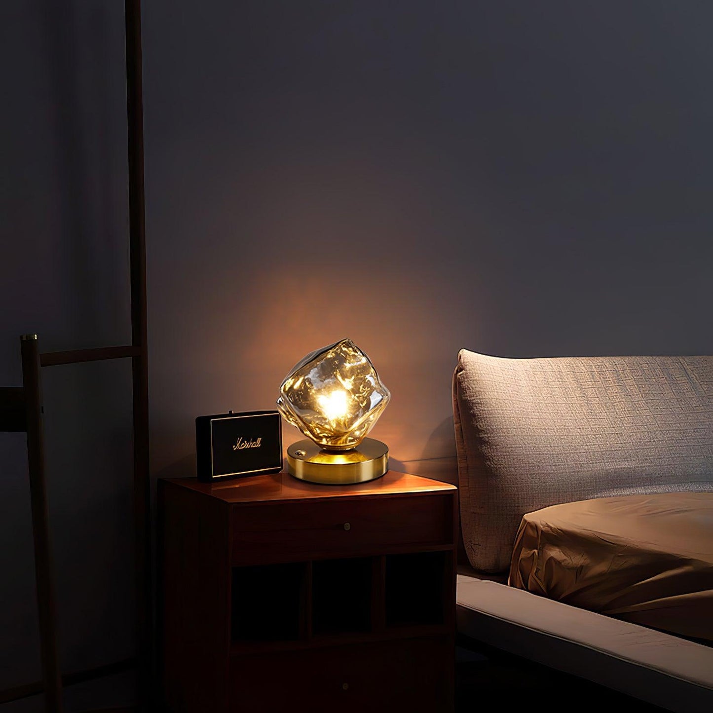 Clara - Lampe de table en verre givré avec capteur de mouvement intégré