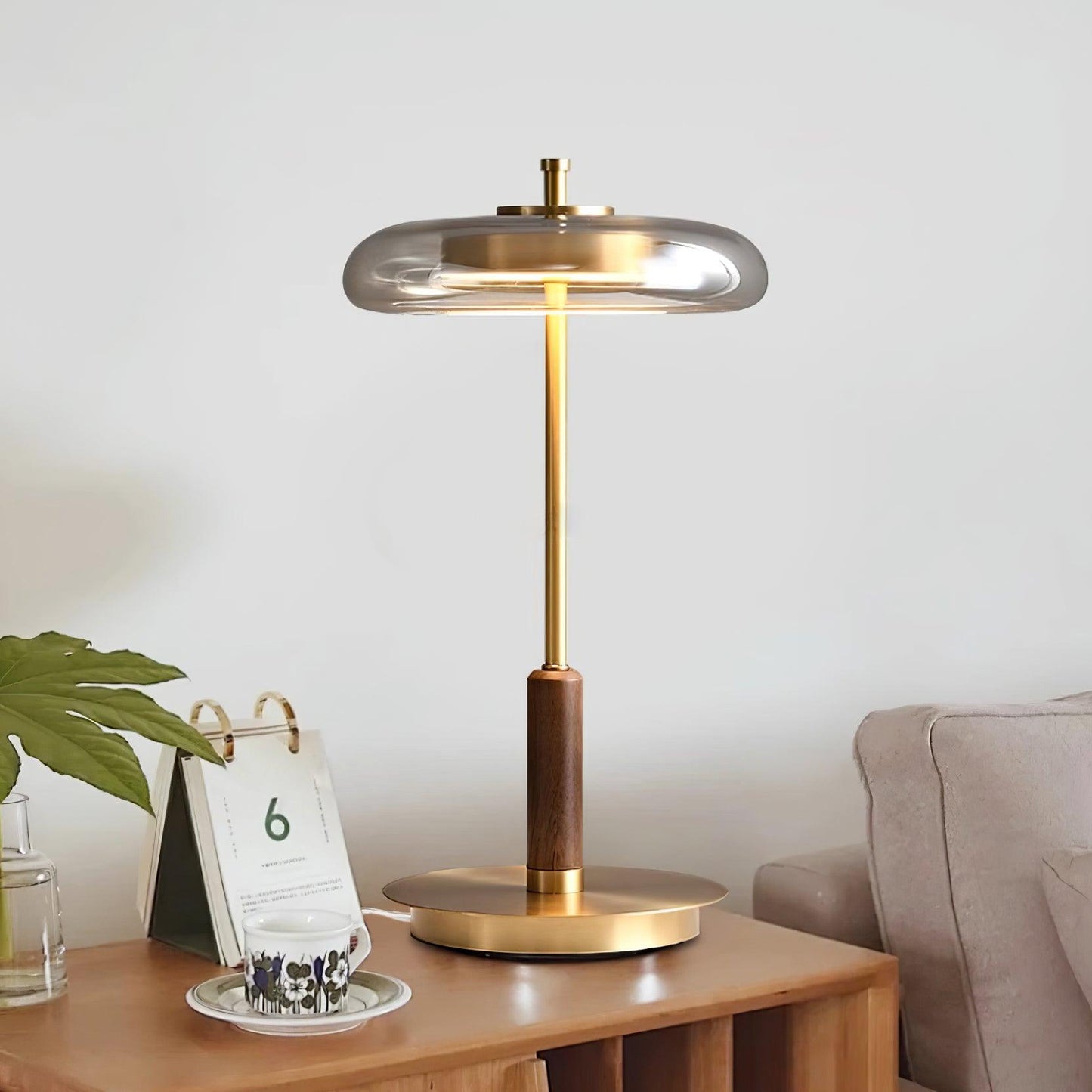 Lampe de Table ÉclatSportif Chic – Éclairage LED Élégant pour un Intérieur Contemporain