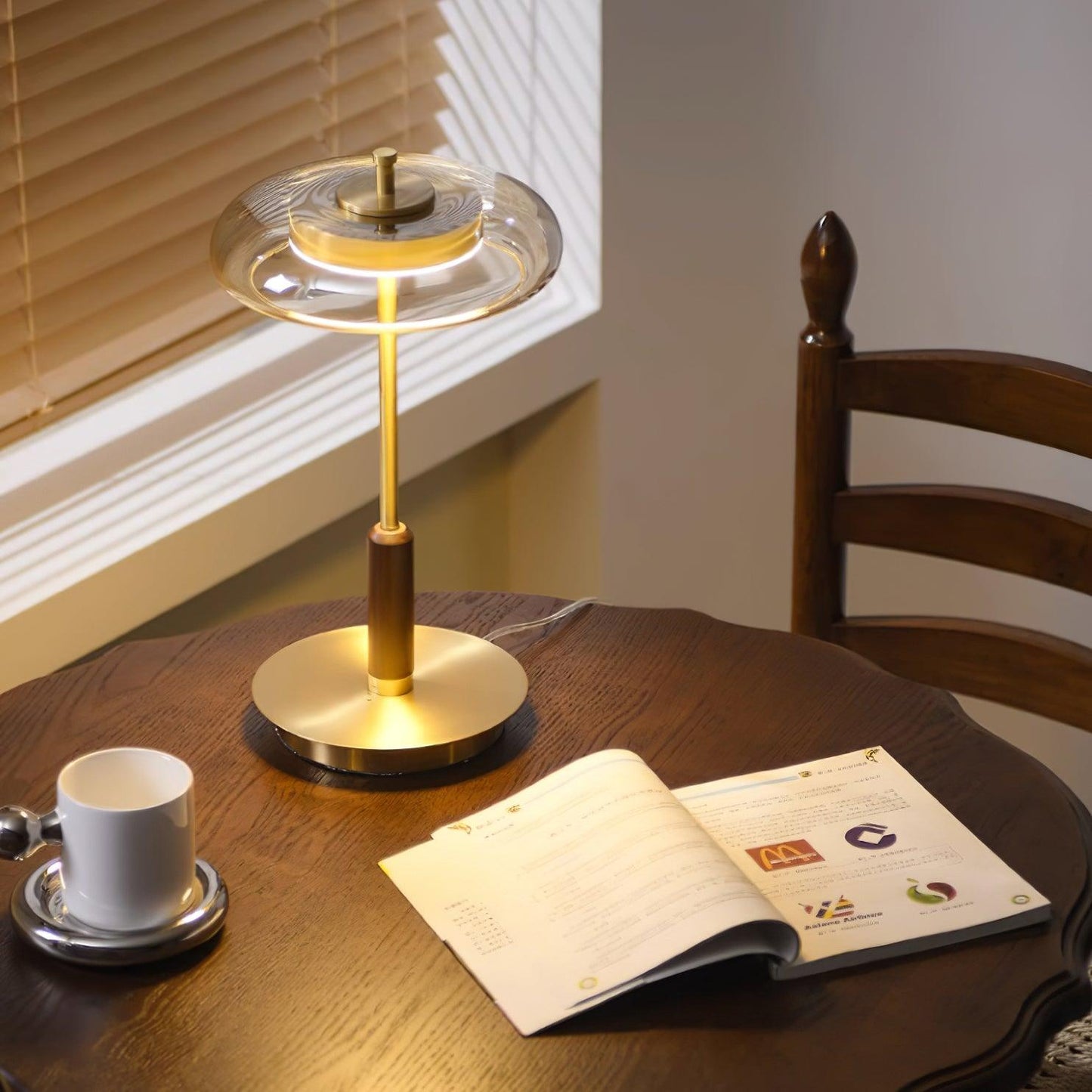 Lampe de Table ÉclatSportif Chic – Éclairage LED Élégant pour un Intérieur Contemporain