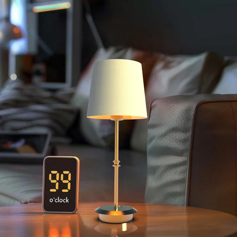 Lumière - Lampe de table rechargeable en tissu doré avec abat-jour moderne pour restaurant ambiance farmhouse