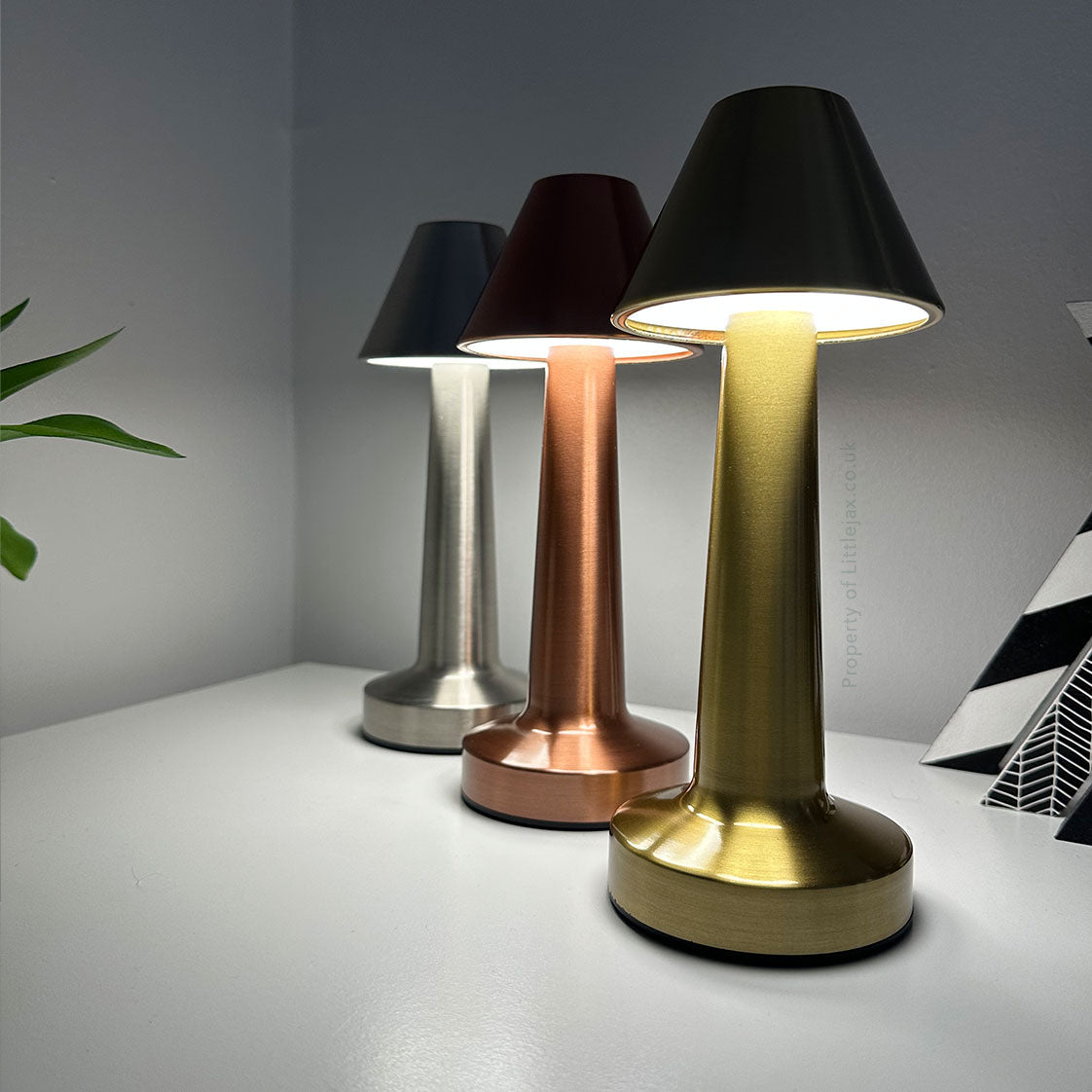 Clara - Lampe de table moderne sans fil avec design oblique et ambiance chaleureuse