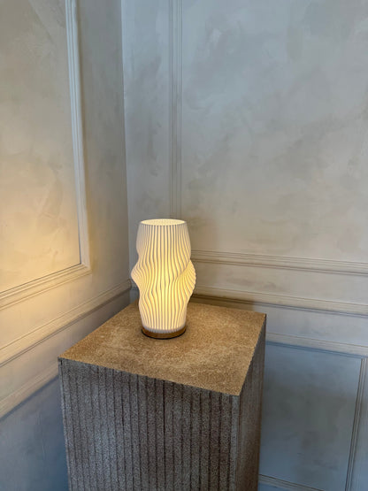 SereneCurve | La lampe sculpturale pour une ambiance apaisante