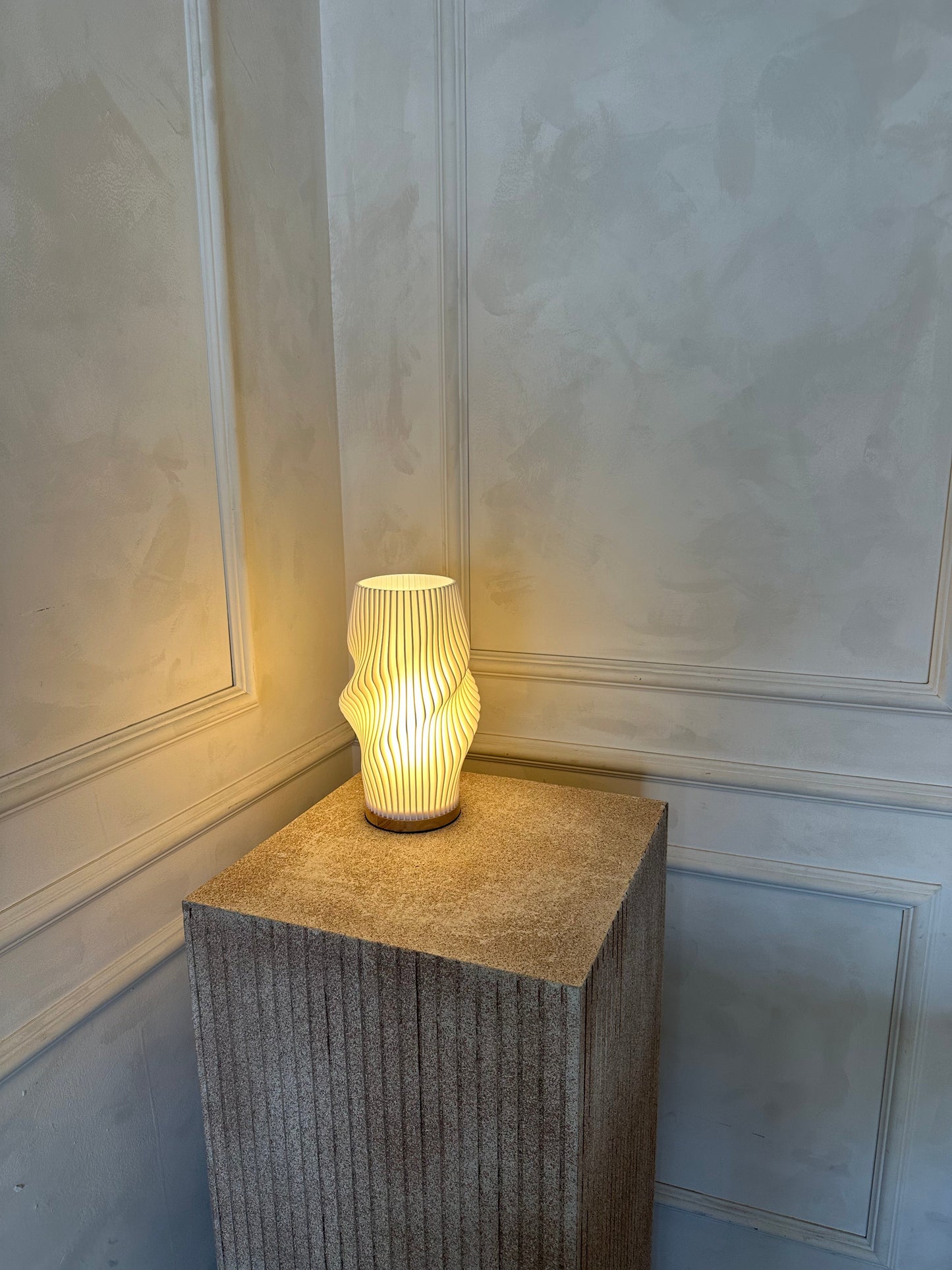 SereneCurve | La lampe sculpturale pour une ambiance apaisante