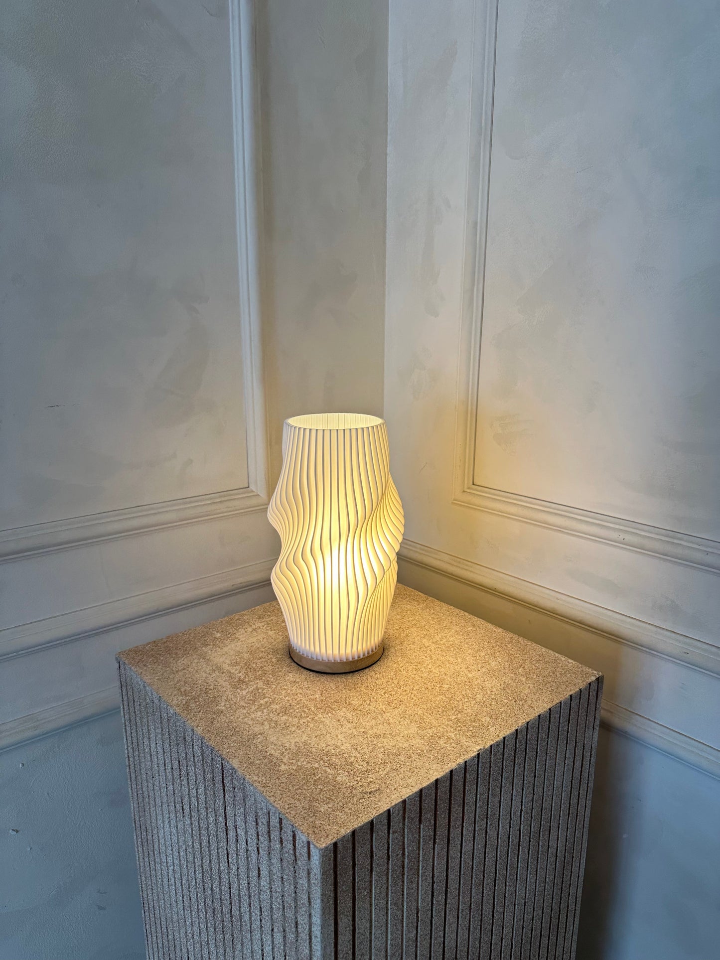 SereneCurve | La lampe sculpturale pour une ambiance apaisante