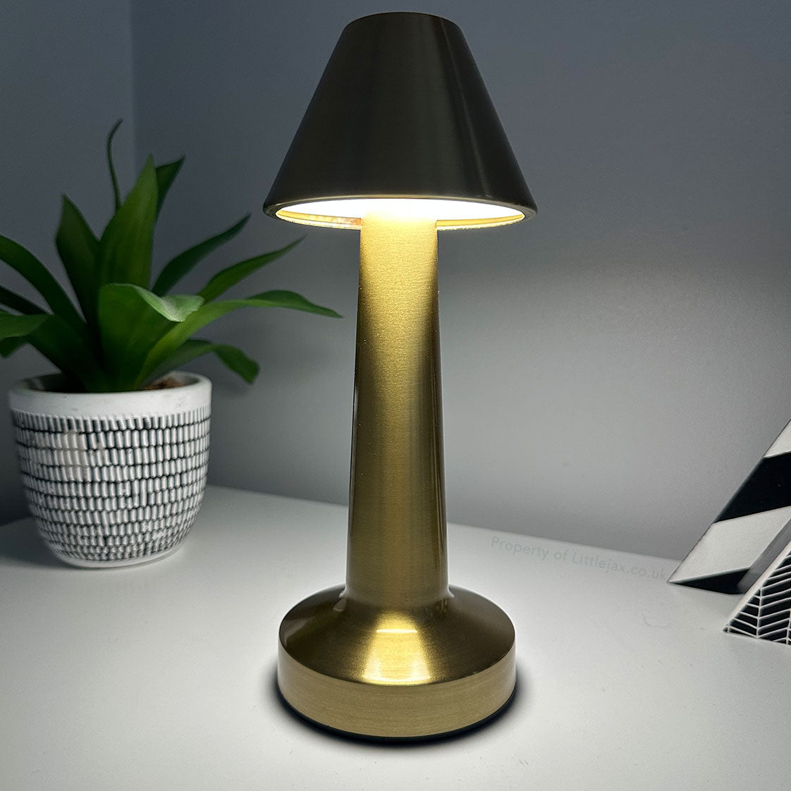 Clara - Lampe de table moderne sans fil avec design oblique et ambiance chaleureuse