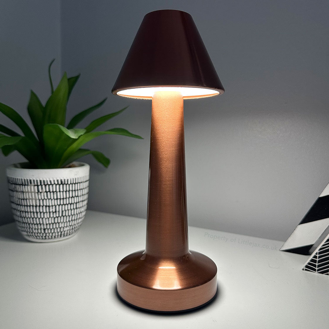 Clara - Lampe de table moderne sans fil avec design oblique et ambiance chaleureuse