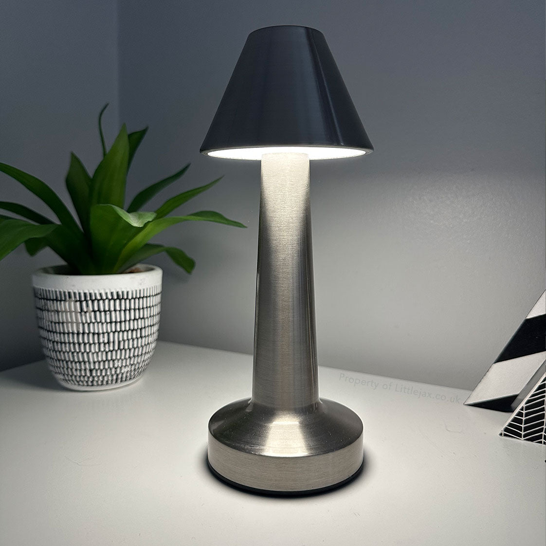 Clara - Lampe de table moderne sans fil avec design oblique et ambiance chaleureuse